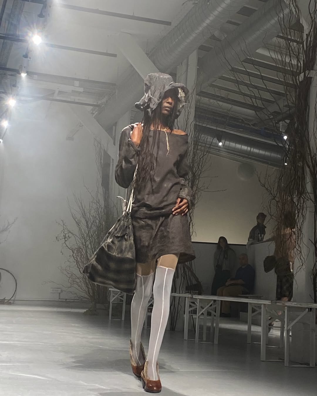 1st show for this genius kid !
@javier____guijarro FW26 
Creative Director @jav.1.er
Styling @albamelendo @aplus.creatives
Make up & hair @shaila_moran
Show director @martinabighignoli
Production @espaceparallele
Press @karlaotto @lexa.services
Movement director @gabriele
Scenography @ninostudiofloral
Sound design Gerard Ribera

Casting @lyliamari @ikki_casting 
@walterschupfermanagement