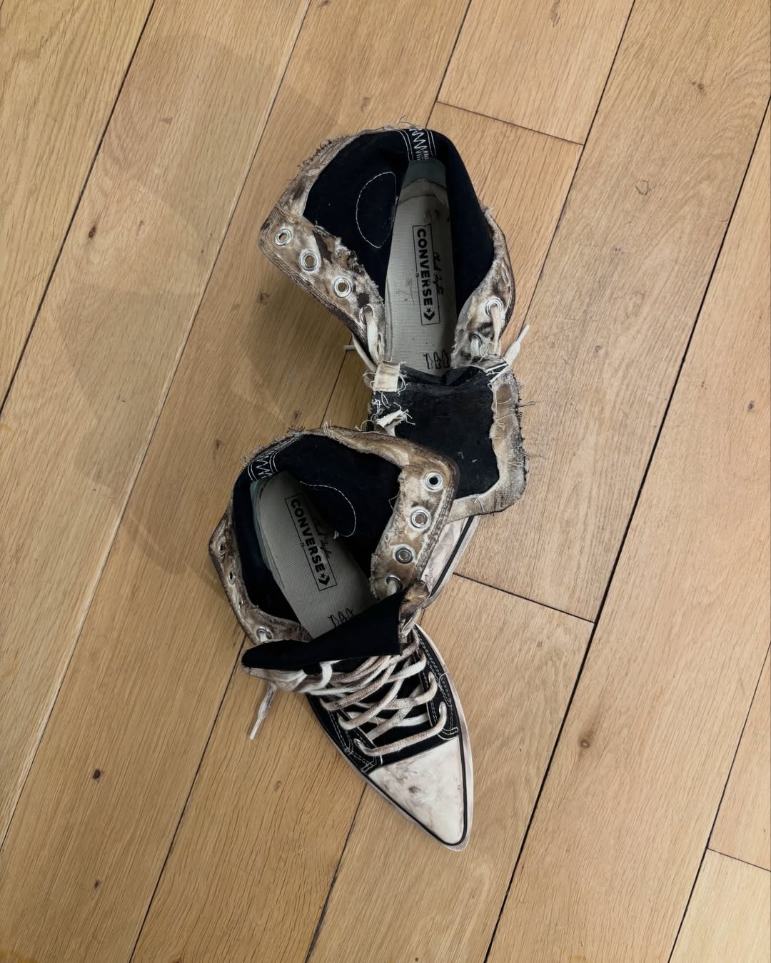 1st show for this genius kid !
@javier____guijarro FW26 
Creative Director @jav.1.er
Styling @albamelendo @aplus.creatives
Make up & hair @shaila_moran
Show director @martinabighignoli
Production @espaceparallele
Press @karlaotto @lexa.services
Movement director @gabriele
Scenography @ninostudiofloral
Sound design Gerard Ribera

Casting @lyliamari @ikki_casting 
@walterschupfermanagement