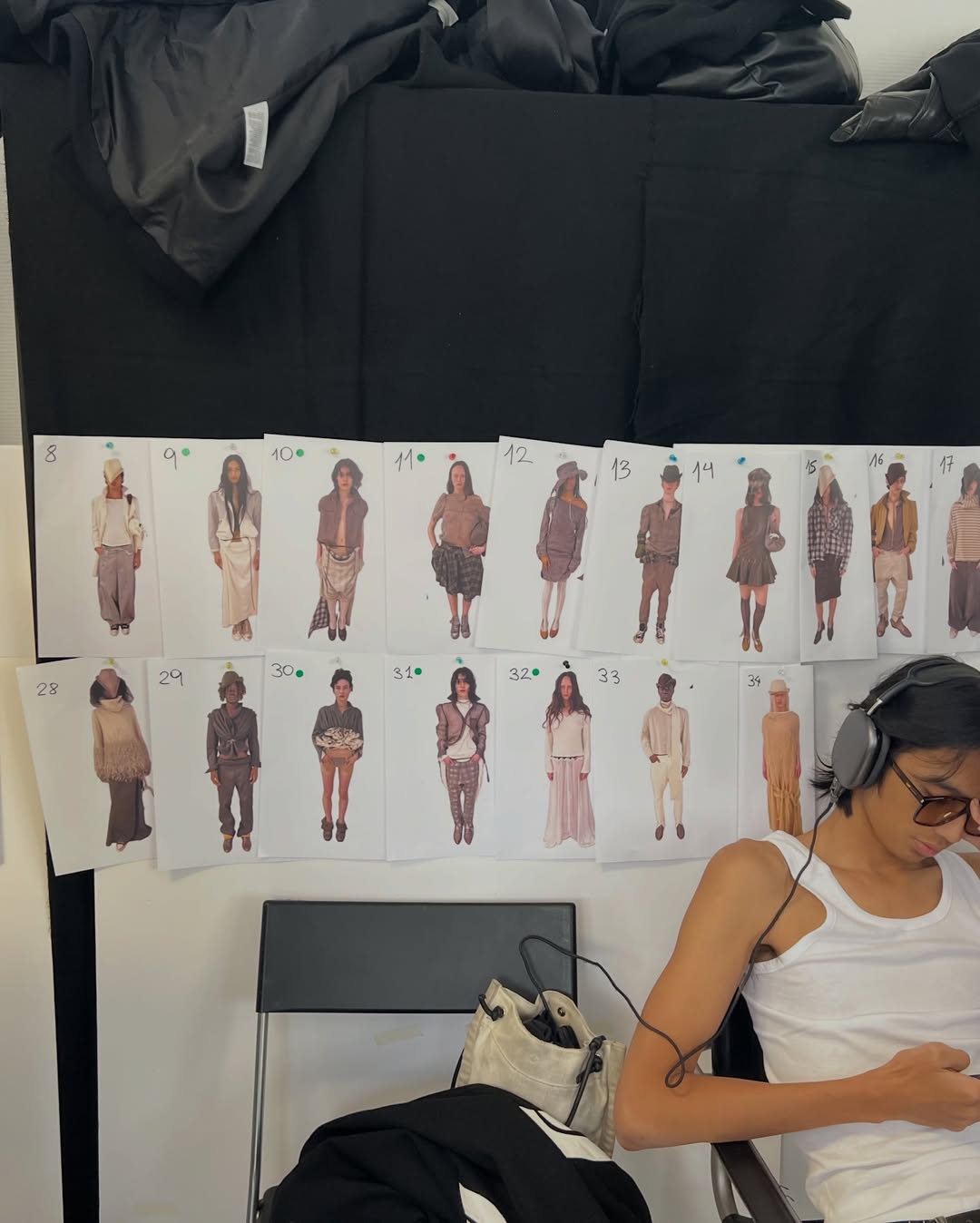 1st show for this genius kid !
@javier____guijarro FW26 
Creative Director @jav.1.er
Styling @albamelendo @aplus.creatives
Make up & hair @shaila_moran
Show director @martinabighignoli
Production @espaceparallele
Press @karlaotto @lexa.services
Movement director @gabriele
Scenography @ninostudiofloral
Sound design Gerard Ribera

Casting @lyliamari @ikki_casting 
@walterschupfermanagement