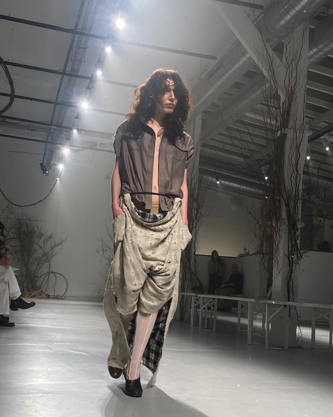 1st show for this genius kid !
@javier____guijarro FW26 
Creative Director @jav.1.er
Styling @albamelendo @aplus.creatives
Make up & hair @shaila_moran
Show director @martinabighignoli
Production @espaceparallele
Press @karlaotto @lexa.services
Movement director @gabriele
Scenography @ninostudiofloral
Sound design Gerard Ribera

Casting @lyliamari @ikki_casting 
@walterschupfermanagement