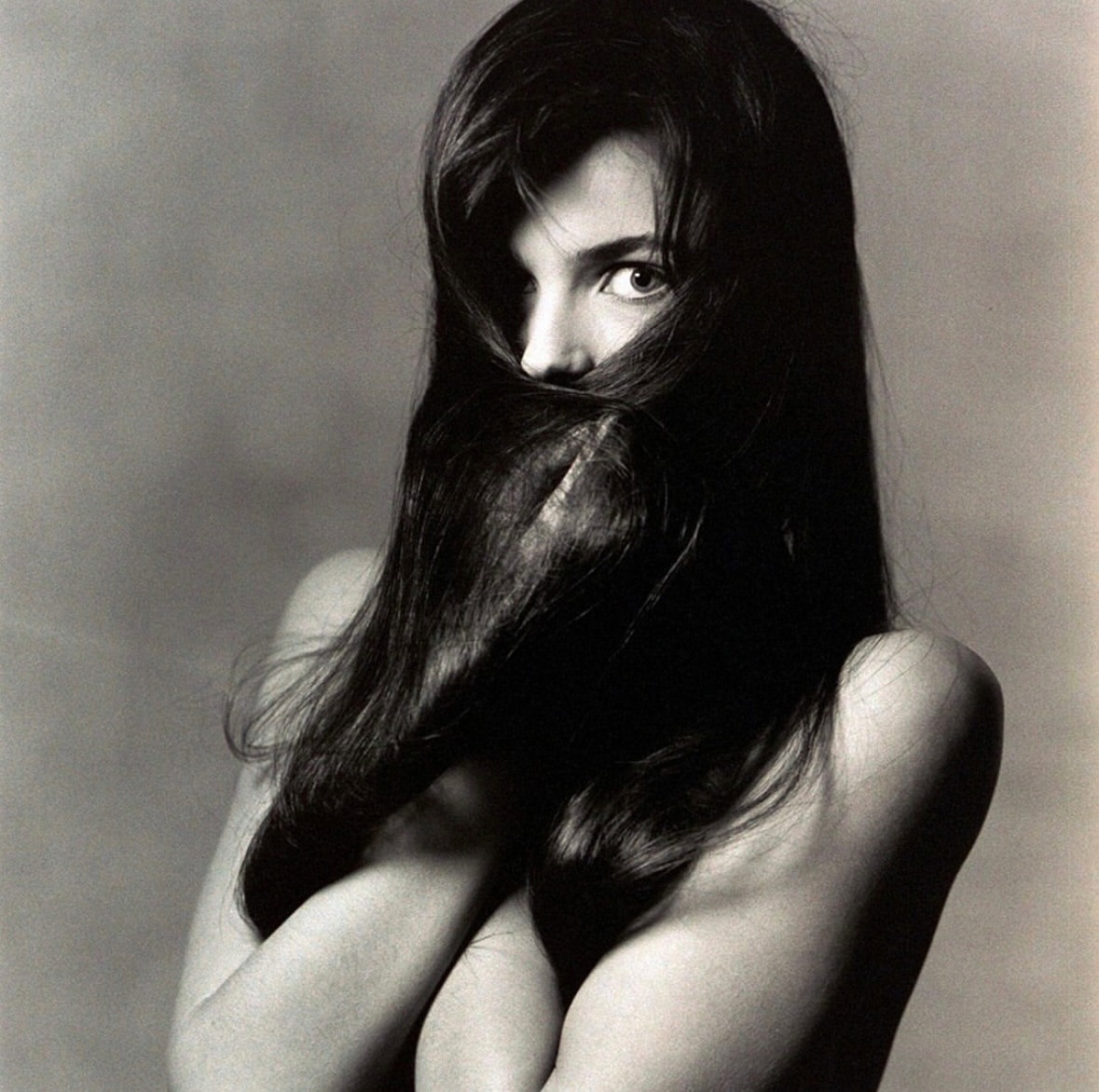 Throwback Thursday with a touch of pure elegance. Irving Penn’s lens, Vogue’s vision, and a moment of beauty that never fades.
•••
#repost @voguemagazine How often should you wash your hair?
It’s a surprisingly hot topic, with some swearing by once a week and others insisting on more frequent washes.
Tap the link in our bio to find out what the experts say.
Photographed by Irving Penn for Vogue, October 1986