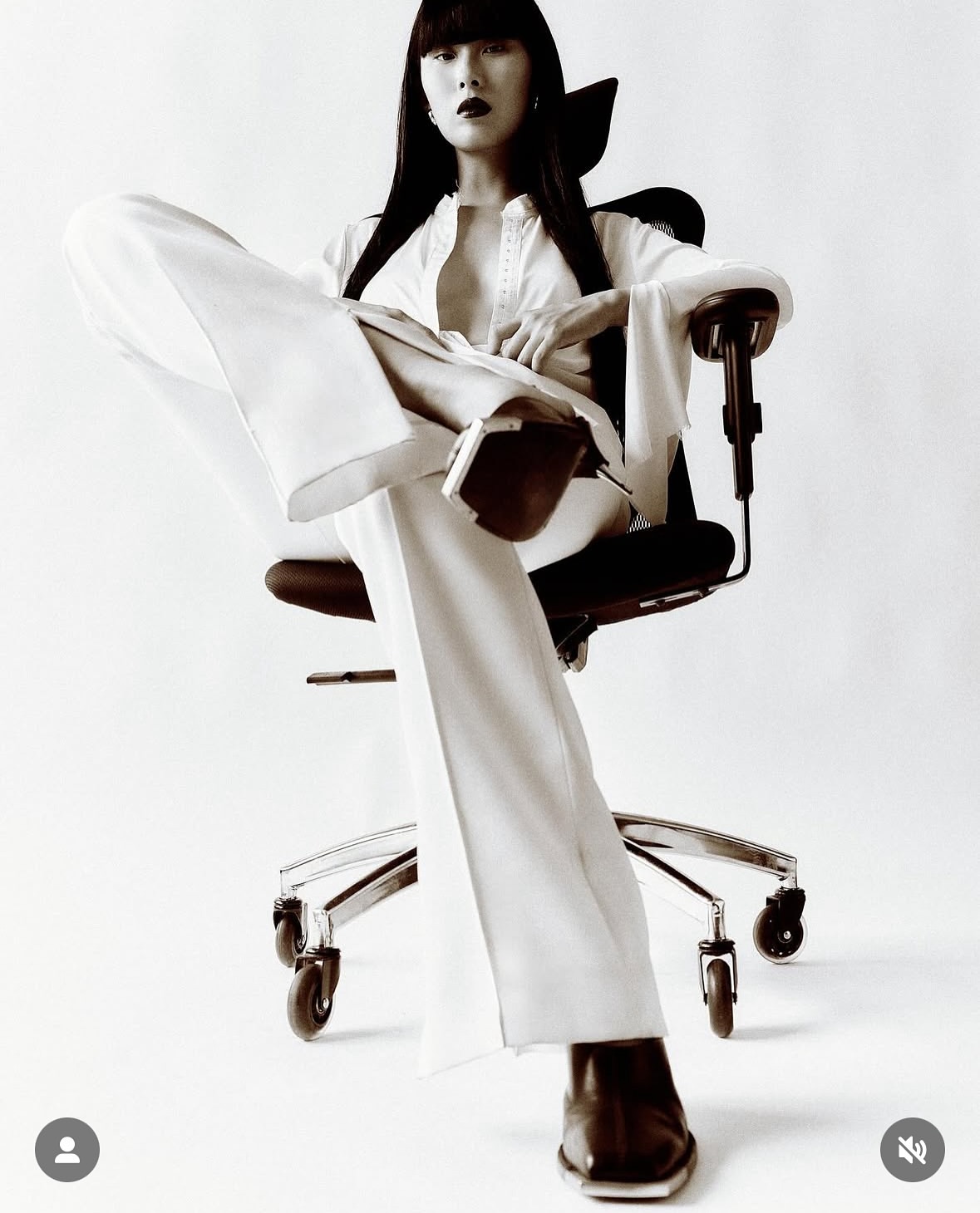 A bold and elegant vision that blurs the line between control and allure.
Sculptural, cinematic, and unmistakably modern.
•••
#repost @yumengci “SURFACE TENSION”
Sculptural shapes and a sense of cinematic stillness create a world where every detail is deliberate. There’s tension between softness and structure, seduction and control—a portrait of modern glamour that’s both precise and arresting.
For @thewowmag online exclusive story.
Big thanks to Editor-in-Chief Wei!
Photographer: @yumengci
Stylist: @edwardpark.studio
Hair: @shiori_sheila_
Makeup: @masako.fuyama
Model: @baoooziyi at @newyorkmodels
Thank you to the amazing creative team who bring the vision to life!