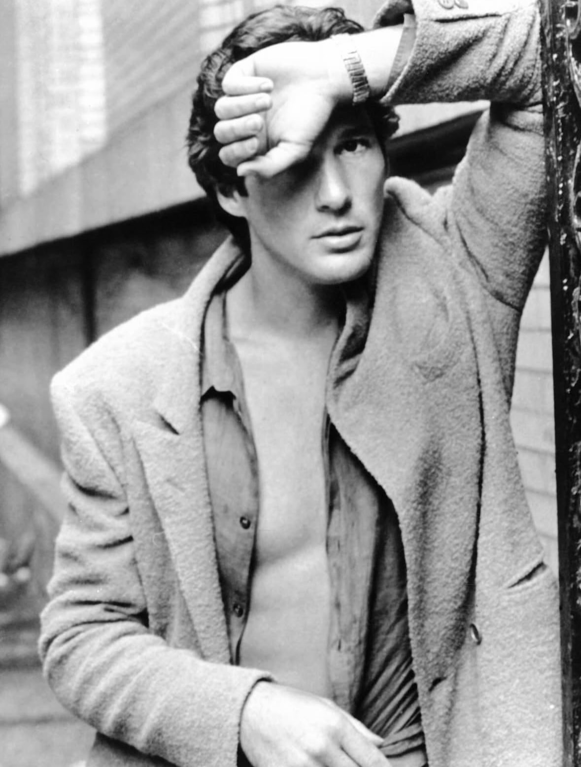 We honor the extraordinary life of Giorgio Armani, the visionary designer known to the world as “Re Giorgio.” Celebrated for his impeccable taste, boundless dedication, and inspiring humanity, Armani not only defined Italian elegance but created a lifestyle that transcends fashion. His legacy of creativity and elegance will continue to inspire generations.
•••
#repost
@vogueitalia È morto #GiorgioArmani: lo stilista conosciuto da tutti come “Re Giorgio” e amato in tutto il mondo, aveva compiuto 91 anni lo scorso 11 luglio.
Ambasciatore dell’eleganza Made in Italy nel mondo e imprenditore visionario, aveva fondato l’azienda che porta il suo nome il 24 luglio di 50 anni fa e da 20 anni sfilava anche con la collezione di Alta Moda ed era nato un vero e proprio stile di vita Armani. Lo stilista, conosciuto da tutti per il suo entusiasmo trascinante e per la sua dedizione al lavoro oltre che per il suo gusto impeccabile, sarà sempre ricordato anche per gesti di grande umanità. Continua a leggere al link in bio.