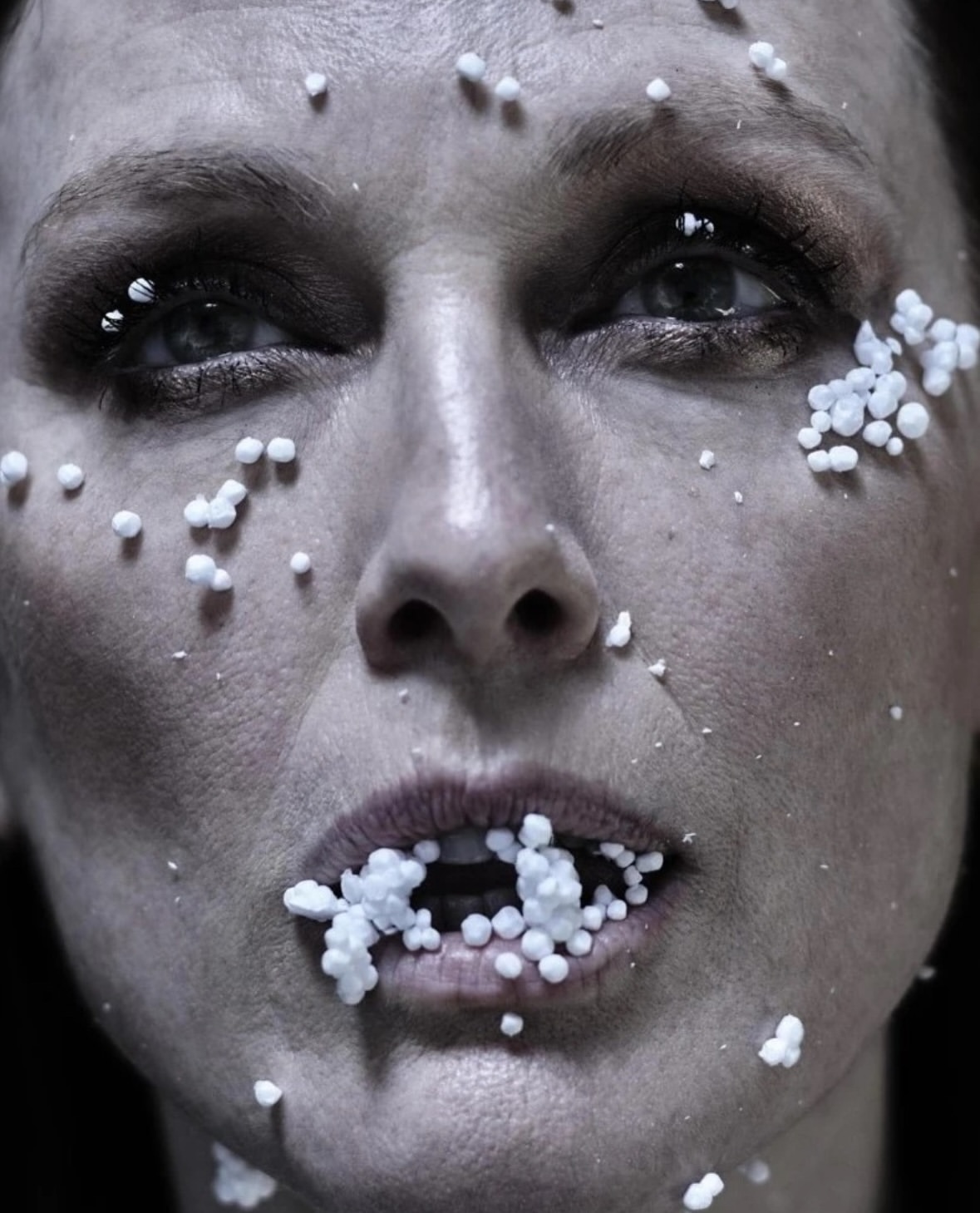 Fabrizio Ferri transforms portraiture into a dialogue of beauty, fragility and waste. In “Breathtaking”, cinema legends are reimagined through plastic debris, becoming timeless icons in an exhibition that is both powerful and deeply moving.
•••
#repost
@ilgiornaledellarte Il volto di Isabella Rossellini emerge in un contrasto di chiaro scuro, trafitto da cannucce di plastica trasparente, conficcate nel viso e nella bocca. I primo piano di Sting è reso quasi irriconosciblle, coperto da una pellicola che aderisce su zigomi e labbra come a provocarne il soffocamento, mentre una consunta striscia di nastro imbavaglia dalla bocca al collo, Willem Dafoe. Fabrizio Ferri sceglie 13 volti celebri del cinema e dello spettacolo (tra cui anche Julianne Moore, Susan Sarandon, Naomi Watts, Misty Copeland) e li riunisce in «Breathtaking». La mostra, dopo il Museo di Storia Naturale di Milano, arriva a Venezia, dal 2 settembre al 23 novembre, a Casa Sanlorenzo, il nuovo spazio culturale, a pochi passi dalla Basilica della Salute, voluto da Sanlorenzo, eccellenza italiana nella costruzione di yacht.

Ai 12 ritratti presenti nella mostra milanese, Ferri aggiunge un tredicesimo scatto, quello di Sting, per la curatela di Cristiano Seganfreddo e Geraldina Polverelli Ferri. In una disposizione circolare, immersi nel buio, i primi piani, sorretti da chiodi di ferro grezzo, emergono esprimendo tutta la drammaticità dell’interazione con i materiali di scarto (raccolti sui vari litorali italiani e a
Long Island) inseriti nelle immagini, tutti con un denominatore comune: la plastica di cui sono composti.

@fabrizioferriofficial @geraldinapolverelliferri @seganfreddo 

Ne parliamo su www.ilgiornaledellarte.com

📷 Susan Sarandon, Isabella Rossellini, Julianne Moore,
Willem Dafoe e Naomi Watts per il progetto Breathkating di Fabrizio Ferri

#||GiornaleDellArte