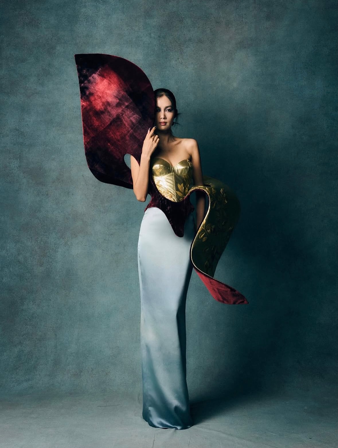An enchanting moment where fashion rises beyond the runway A luminous celebration of artistry individuality and pure elegance

#repost
@harris_reed A celebration of Self, taking up space and pertorming for no one other than ourselves.
The Aviary marks 10 seasons of my eponymous label showing in a city I now call home, London.

I can’t begin to express my gratitude to my extraordinary team, clients and supporters. If you told me when I moved to this crazy city almost 11 years ago I would one day have a fluid Demi-Couture brand making pieces of my wildest imagination for people I have looked up to my whole life, and growing a stable business at the same time, hiring some of the most talented individuals I have ever met that have also made London their home.

The Aviary by @Harris_reed
Beauty @sofiatilbury using @charlottetilbury
Hair @alipirzadeh
Nails @manicuredbysimone
Casting @nachumshonn
Movement @simon.donnellon
Footwear @rokeratelier
Fabric in collaboration with @fromentaldesign
Production @family.ltd
Musical Director @Martin_green_sound
Musical Production @Richard_torry_fashion
Venue @stpancraslondon @gothic_bar
PR @purplepr
Thank you to @royalsalute
Photography @suleikamueller