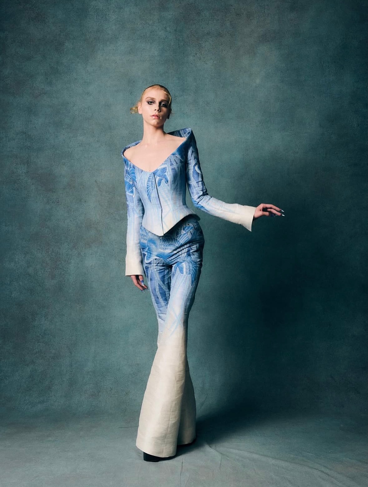 An enchanting moment where fashion rises beyond the runway A luminous celebration of artistry individuality and pure elegance

#repost
@harris_reed A celebration of Self, taking up space and pertorming for no one other than ourselves.
The Aviary marks 10 seasons of my eponymous label showing in a city I now call home, London.

I can’t begin to express my gratitude to my extraordinary team, clients and supporters. If you told me when I moved to this crazy city almost 11 years ago I would one day have a fluid Demi-Couture brand making pieces of my wildest imagination for people I have looked up to my whole life, and growing a stable business at the same time, hiring some of the most talented individuals I have ever met that have also made London their home.

The Aviary by @Harris_reed
Beauty @sofiatilbury using @charlottetilbury
Hair @alipirzadeh
Nails @manicuredbysimone
Casting @nachumshonn
Movement @simon.donnellon
Footwear @rokeratelier
Fabric in collaboration with @fromentaldesign
Production @family.ltd
Musical Director @Martin_green_sound
Musical Production @Richard_torry_fashion
Venue @stpancraslondon @gothic_bar
PR @purplepr
Thank you to @royalsalute
Photography @suleikamueller