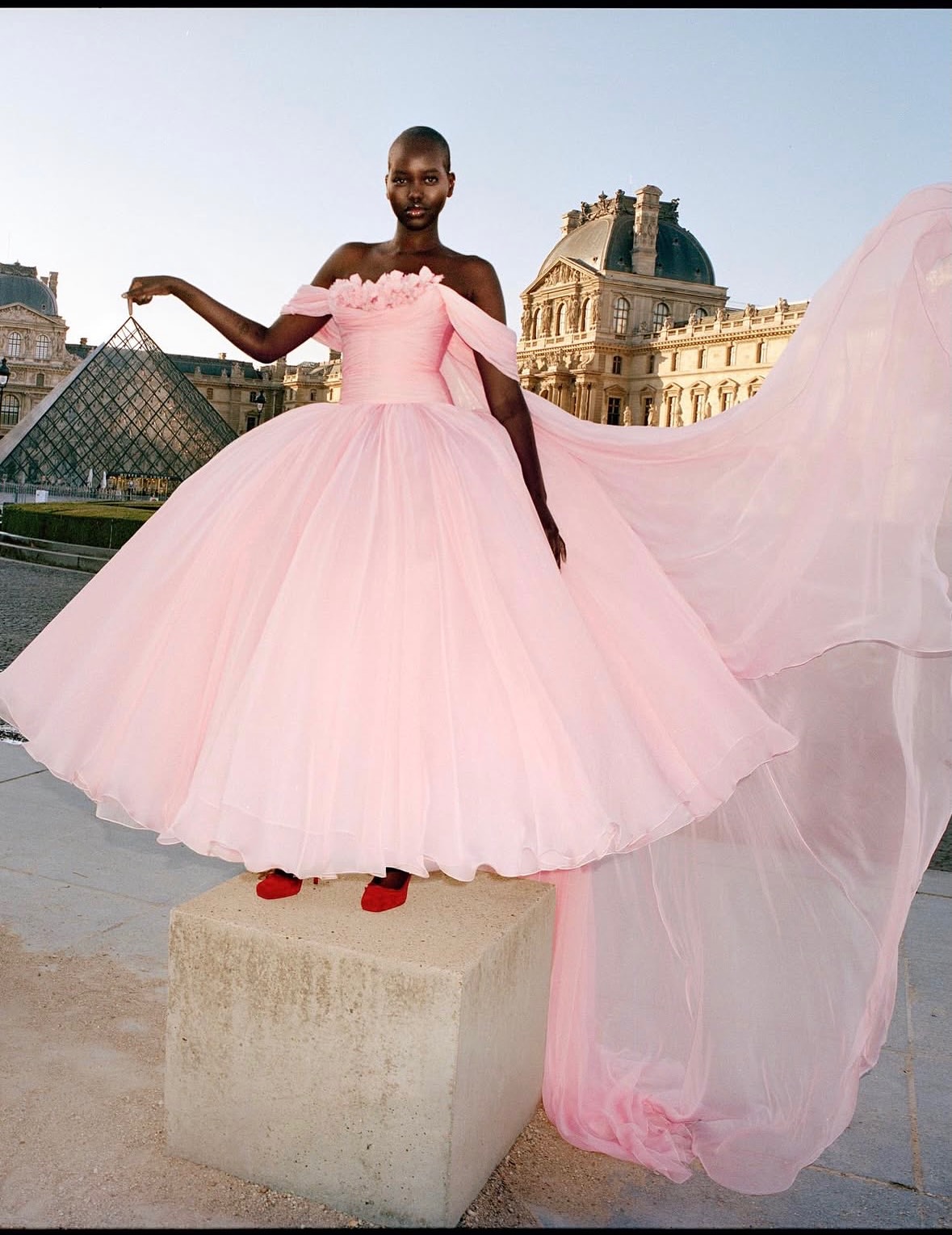 Elegance meets vision in this striking debut. A celebration of creativity, beauty, and the beginning of a remarkable new chapter in couture storytelling.
•••
#repost
@adutakech A new couture story for the very first edition of @ee72

Photography: @seanthomas_photo
Styling & Video: @denagia
Chief Visual Officer: @kloss_films
Makeup: @lauradomini2
Hair: @quentin_lattorgue
Casting: @piergiorgio

Huge congratulations to @edward_enninful #akuaenninful @sarahharris @kloss_films and the entire team on the launch of the magazine and such a stunning debut issue. This is only the beginning and I can’t wait to see what you all create in the editions to come! 👏🏾🖤