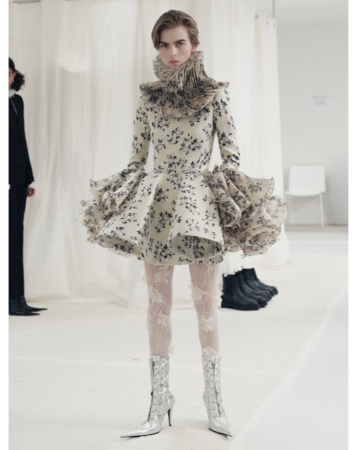 An intimate look into artistry and vision where couture becomes pure emotion.

•••
#repost
@alexandermcqueen McQueen Autumn Winter 2025 inside the atelier, photographed by
@SarabandeFoundation artist @HannahNortonPhoto.

Discover #McQueenAW25 via link in bio.