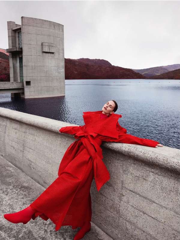 A moment of pure elegance and untamed beaut...