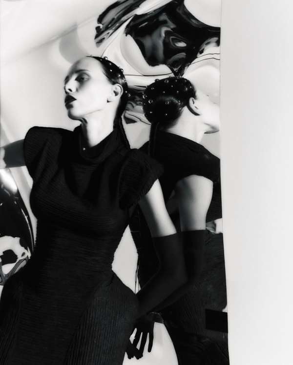 Elegance and vision in black and white.