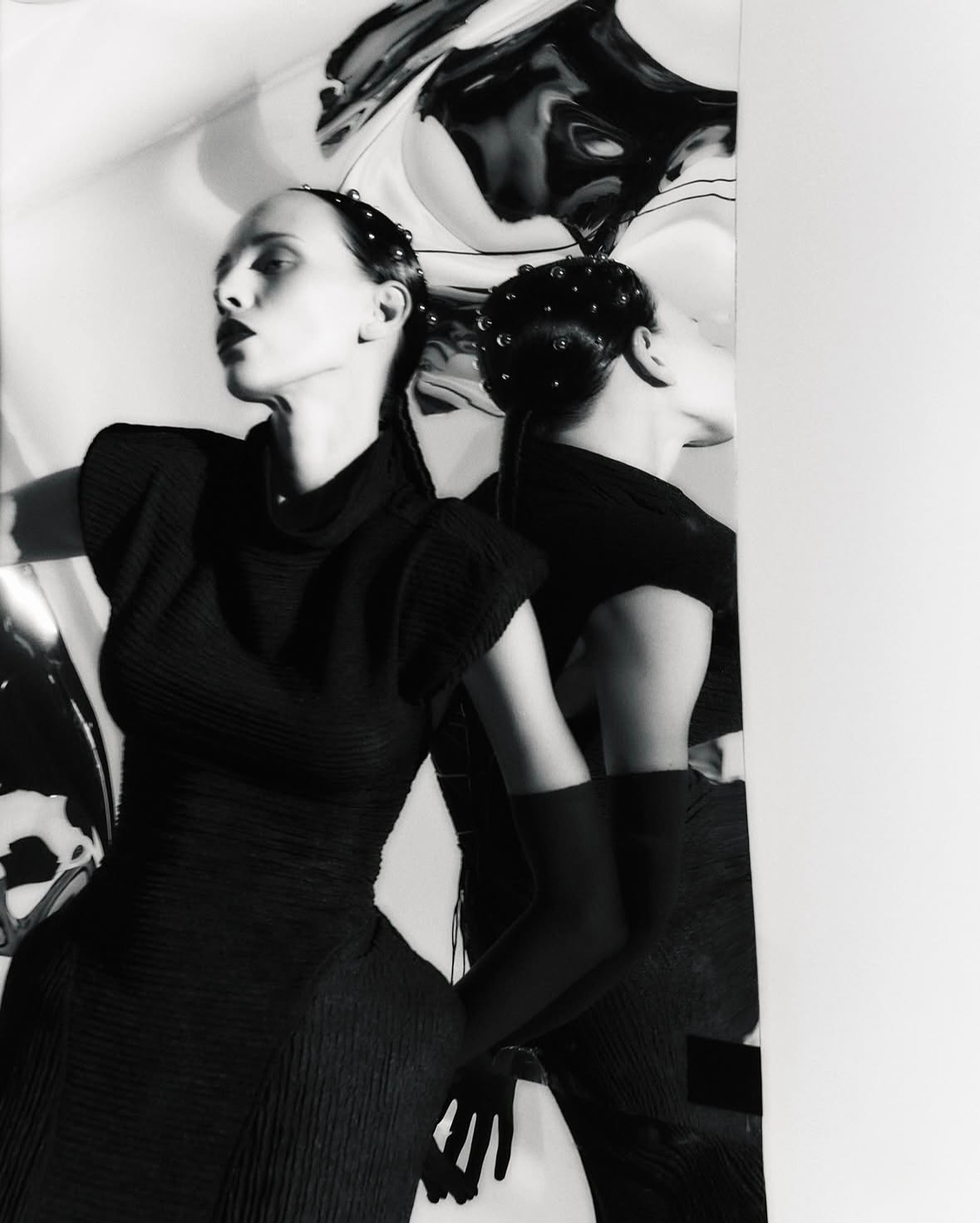Elegance and vision in black and white.

•••
#repost
@baevmaxim 🖤🩶🤍 not Al