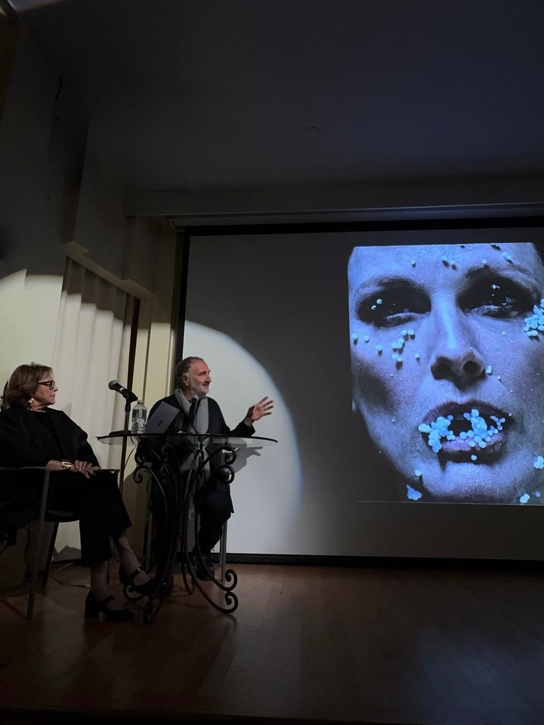 On October 9th, @fabrizioferriofficial presented his book FIN QUI (Till Here) at @casaitaliananyu, in a vibrant and heartfelt conversation with @graziadannunzio.

By his side, as always, his wife and partner in life, art, and business @industriasuperstudio, @geraldinapolverelliferri, curator of the powerful installation “Breathtaking”, a collection of portraits of friends and icons such as Willem Dafoe, @isabellarossellini, @juliannemoore, @theofficialsting, and many others. After its debut in Milan, “Breathtaking” is now in Venice, soon to travel to London and Paris.

A beautiful and attentive audience filled the room, embracing Fabrizio’s reflections, memories, and anecdotes, moments that flowed naturally between art, life, and the passage of time.

A heartfelt evening celebrating art, memory, and the beauty of a life lived “TILL HERE”…

Highlights of the evening:
1. Pillola of the presentation: Fabrizio Ferri sharing how he connected with the talents he portrayed.
2. A touching dialogue between Grazia D’Annunzio and Fabrizio Ferri, revisiting lifetime memories.
3. Fabrizio Ferri presenting FIN QUI.
4. Fabrizio remembering his childhood and the profound influence of his parents (in the photo, Fabrizio with Grazia D’Annunzio and a portrait of his father).
5. Fabrizio walking the audience through the concept and process behind Breathtaking (in the photo Fabrizio with Grazia D’Annunzio and Julianne Moore’s portrait in the background).
6. FIN QUI books displayed.
7. Fabrizio ready to sign copies of his book.
8. & 9. Moments of Fabrizio signing books for the guests.
10. A beautiful portrait of Fabrizio Ferri with his wife and curator of Breathtaking Geraldina Polverelli, and their friend and interviewer Grazia D’Annunzio.
11. Fabrizio Ferri and Geraldina Polverelli.
12. Fabrizio Ferri with Geraldina Polverelli, Grazia D’Annunzio, Zarifa Garofalo and Samuele Frimaio.

#FINQUI #NY #fabrizioferri #breathtaking #art #photography #memories