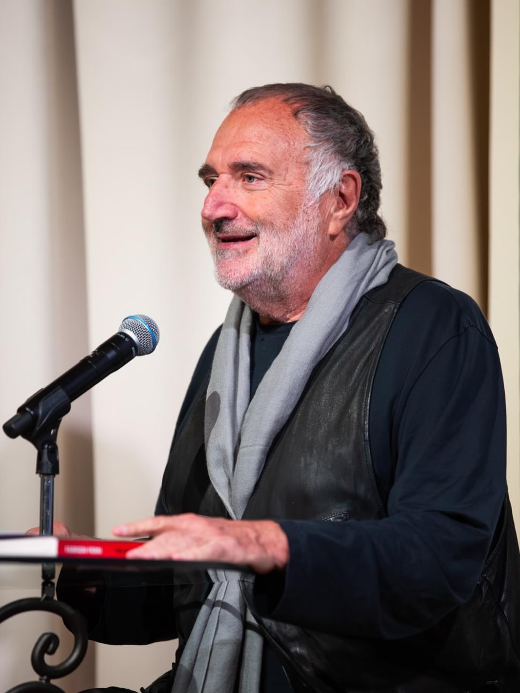 On October 9th, @fabrizioferriofficial presented his book FIN QUI (Till Here) at @casaitaliananyu, in a vibrant and heartfelt conversation with @graziadannunzio.

By his side, as always, his wife and partner in life, art, and business @industriasuperstudio, @geraldinapolverelliferri, curator of the powerful installation “Breathtaking”, a collection of portraits of friends and icons such as Willem Dafoe, @isabellarossellini, @juliannemoore, @theofficialsting, and many others. After its debut in Milan, “Breathtaking” is now in Venice, soon to travel to London and Paris.

A beautiful and attentive audience filled the room, embracing Fabrizio’s reflections, memories, and anecdotes, moments that flowed naturally between art, life, and the passage of time.

A heartfelt evening celebrating art, memory, and the beauty of a life lived “TILL HERE”…

Highlights of the evening:
1. Pillola of the presentation: Fabrizio Ferri sharing how he connected with the talents he portrayed.
2. A touching dialogue between Grazia D’Annunzio and Fabrizio Ferri, revisiting lifetime memories.
3. Fabrizio Ferri presenting FIN QUI.
4. Fabrizio remembering his childhood and the profound influence of his parents (in the photo, Fabrizio with Grazia D’Annunzio and a portrait of his father).
5. Fabrizio walking the audience through the concept and process behind Breathtaking (in the photo Fabrizio with Grazia D’Annunzio and Julianne Moore’s portrait in the background).
6. FIN QUI books displayed.
7. Fabrizio ready to sign copies of his book.
8. & 9. Moments of Fabrizio signing books for the guests.
10. A beautiful portrait of Fabrizio Ferri with his wife and curator of Breathtaking Geraldina Polverelli, and their friend and interviewer Grazia D’Annunzio.
11. Fabrizio Ferri and Geraldina Polverelli.
12. Fabrizio Ferri with Geraldina Polverelli, Grazia D’Annunzio, Zarifa Garofalo and Samuele Frimaio.

#FINQUI #NY #fabrizioferri #breathtaking #art #photography #memories