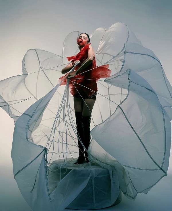 Defying gravity with sculptural grace and c...