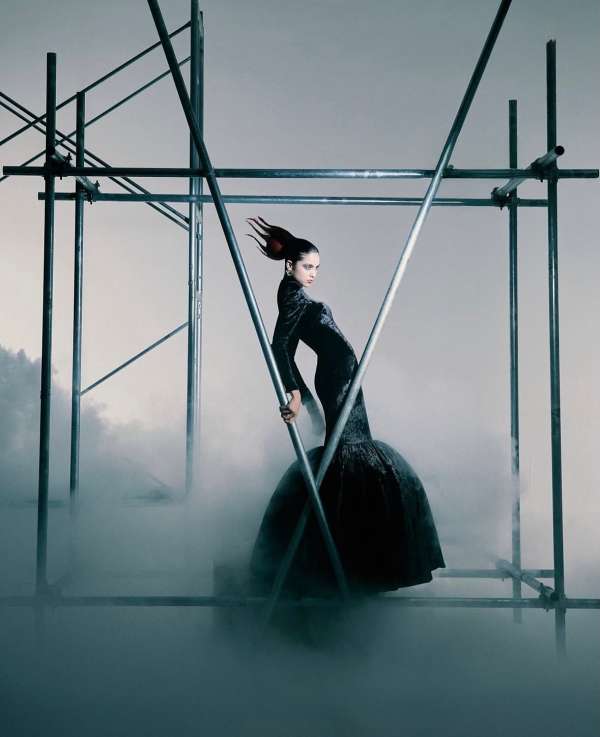 Defying gravity with sculptural grace and c...