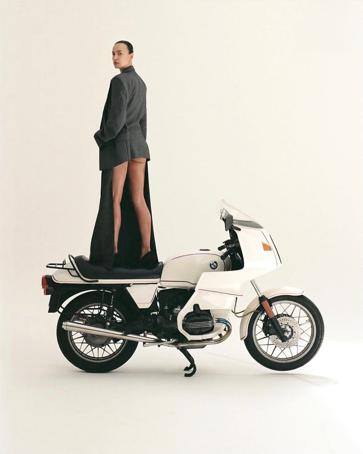 Moments like these are pure perfection

•••
#repost

@irinashayk with my DREAM TEAM @d.avit @dogi_ @reeditionmag 🤍🤍🤍 pure magic every time 🤍 my fav @jobarker10