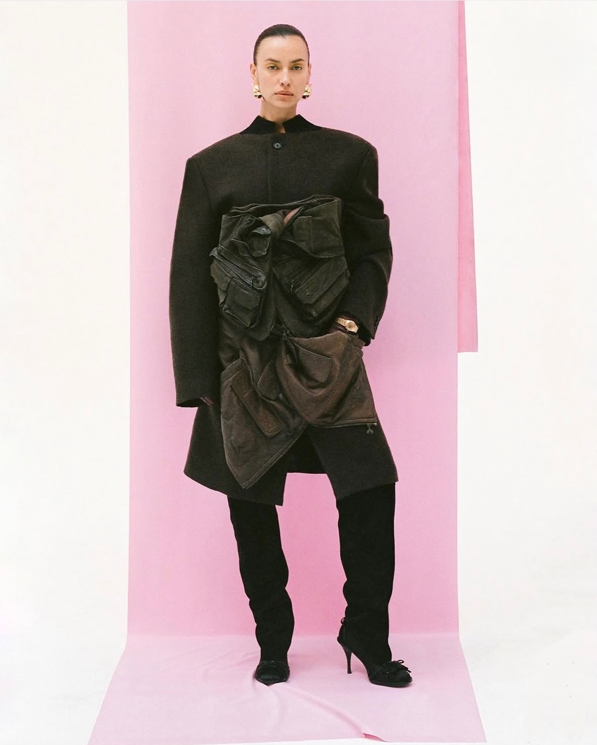 Moments like these are pure perfection

•••
#repost

@irinashayk with my DREAM TEAM @d.avit @dogi_ @reeditionmag 🤍🤍🤍 pure magic every time 🤍 my fav @jobarker10