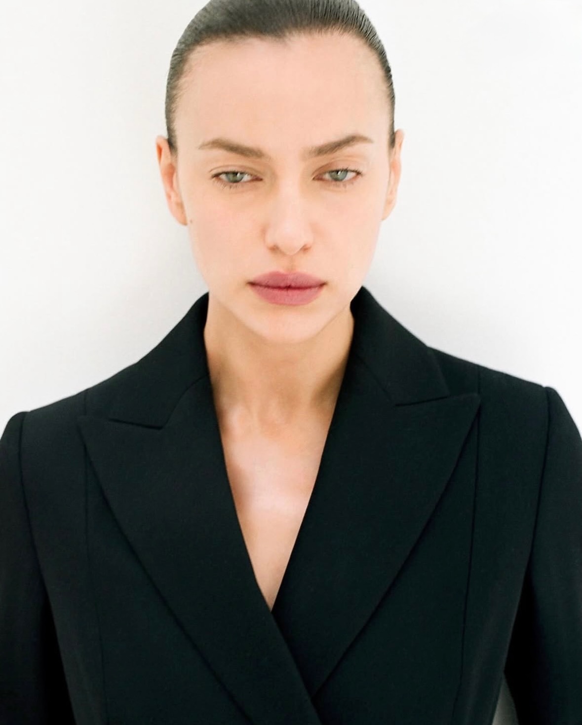 Moments like these are pure perfection

•••
#repost

@irinashayk with my DREAM TEAM @d.avit @dogi_ @reeditionmag 🤍🤍🤍 pure magic every time 🤍 my fav @jobarker10