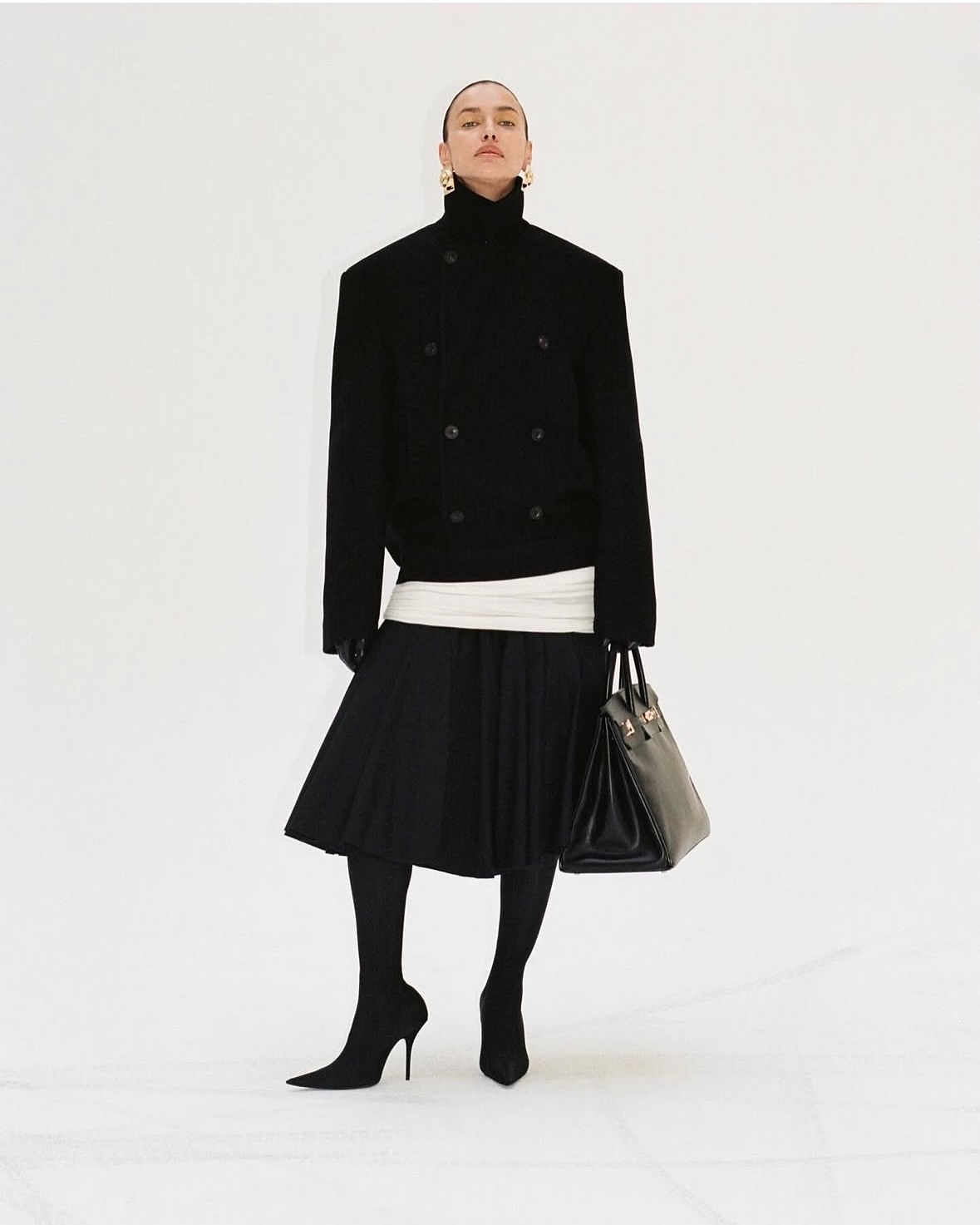 Moments like these are pure perfection

•••
#repost

@irinashayk with my DREAM TEAM @d.avit @dogi_ @reeditionmag 🤍🤍🤍 pure magic every time 🤍 my fav @jobarker10