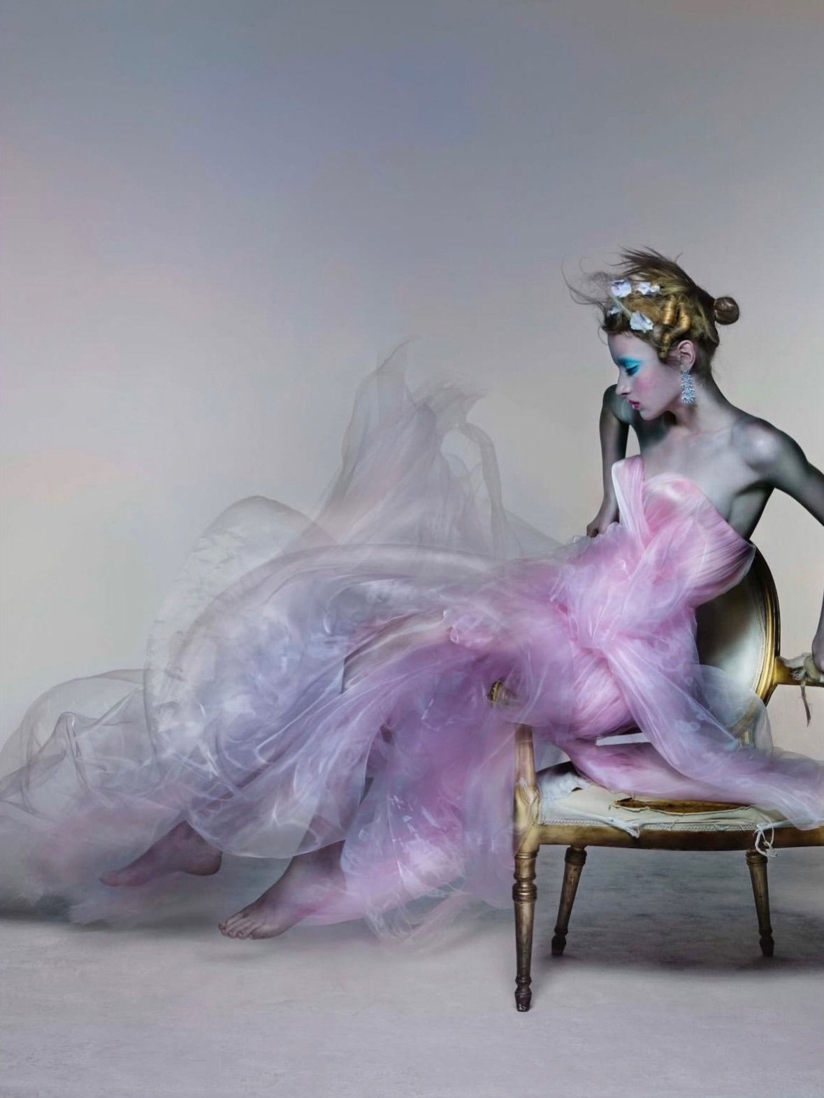 Art lives in movement, style lives in details.

•••
#repost

@nick_knight The beautiful @kalschreiberrr styled by the amazing @annatrevelyan in @demna @balenciaga for @showstudio and @vmagazine
🤍
Fantastic team are
Concept, Photography and Direction: @nick_knight
Senior Fashion Editor: @annatrevelyan
Art Director: @michaelgossage
Talent: @kaischreiberrr
Hair: @eugenesouleiman
Make-up: @thevalgarland
Nails: @adamslee_
Set Design: @tomotattle
Fashion film edit: @raquel_couceiro_
Digital Operation: @passeridae
Executive Production: @liberteproductions
Production: @liberteproductions
1st Photographic Assistance: @larasugarhughes Photographic Assistance: @gracehodgsonphoto cameronsmith.co.uk @joesmurt
Styling Assistance: @ravikelay #AdyHua #ChristinaMusiba
Make-up Assistance: @p.j.maxwell
Hair Assistance: @_carloavena #HeitaiCheung
Digital Post Production: @epilogueinc