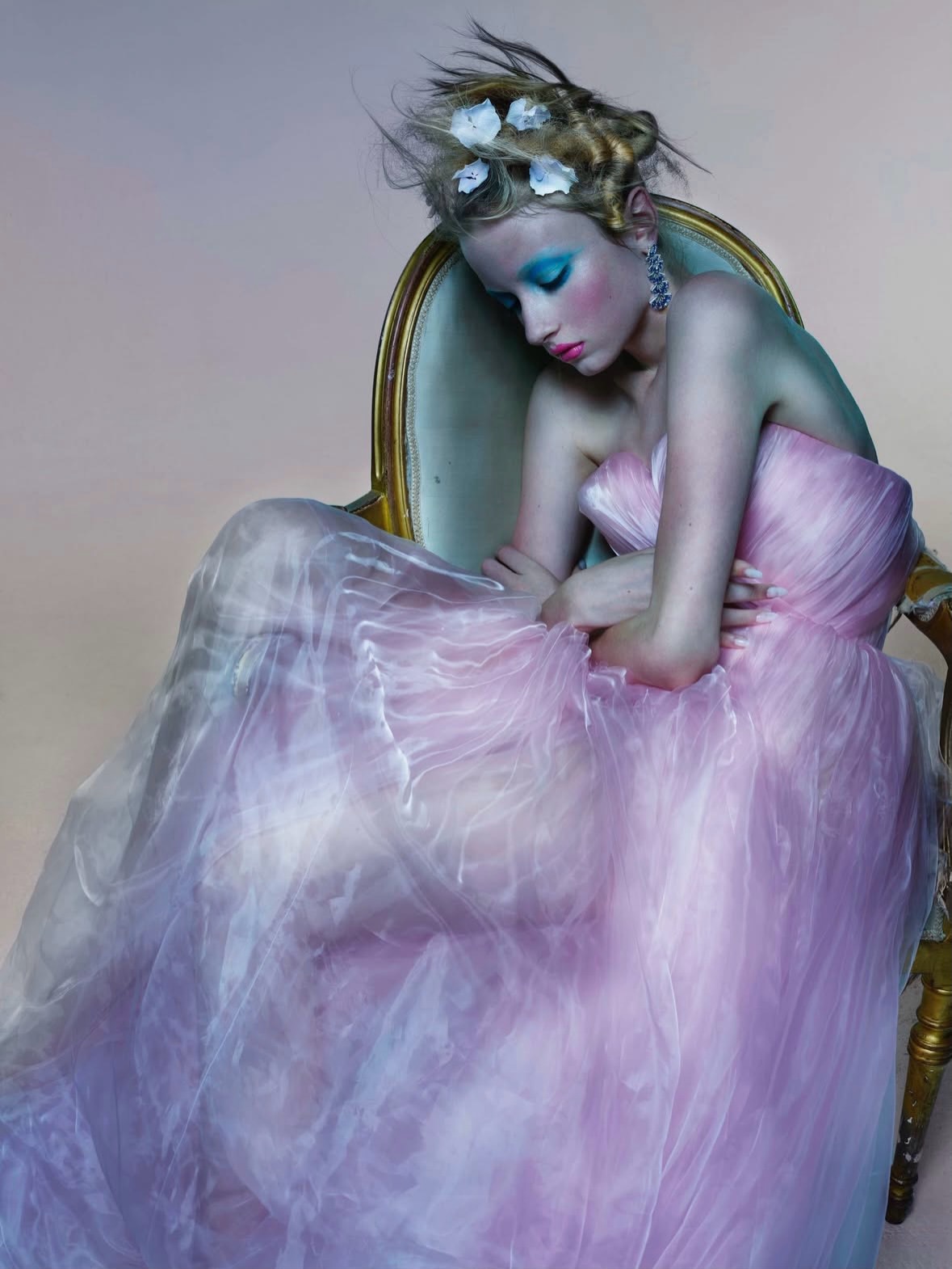 Art lives in movement, style lives in details.

•••
#repost

@nick_knight The beautiful @kalschreiberrr styled by the amazing @annatrevelyan in @demna @balenciaga for @showstudio and @vmagazine
🤍
Fantastic team are
Concept, Photography and Direction: @nick_knight
Senior Fashion Editor: @annatrevelyan
Art Director: @michaelgossage
Talent: @kaischreiberrr
Hair: @eugenesouleiman
Make-up: @thevalgarland
Nails: @adamslee_
Set Design: @tomotattle
Fashion film edit: @raquel_couceiro_
Digital Operation: @passeridae
Executive Production: @liberteproductions
Production: @liberteproductions
1st Photographic Assistance: @larasugarhughes Photographic Assistance: @gracehodgsonphoto cameronsmith.co.uk @joesmurt
Styling Assistance: @ravikelay #AdyHua #ChristinaMusiba
Make-up Assistance: @p.j.maxwell
Hair Assistance: @_carloavena #HeitaiCheung
Digital Post Production: @epilogueinc