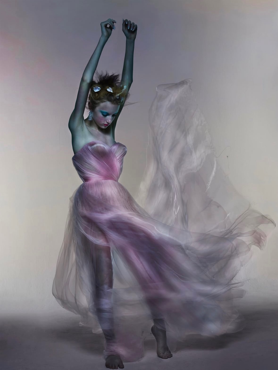 Art lives in movement, style lives in details.

•••
#repost

@nick_knight The beautiful @kalschreiberrr styled by the amazing @annatrevelyan in @demna @balenciaga for @showstudio and @vmagazine
🤍
Fantastic team are
Concept, Photography and Direction: @nick_knight
Senior Fashion Editor: @annatrevelyan
Art Director: @michaelgossage
Talent: @kaischreiberrr
Hair: @eugenesouleiman
Make-up: @thevalgarland
Nails: @adamslee_
Set Design: @tomotattle
Fashion film edit: @raquel_couceiro_
Digital Operation: @passeridae
Executive Production: @liberteproductions
Production: @liberteproductions
1st Photographic Assistance: @larasugarhughes Photographic Assistance: @gracehodgsonphoto cameronsmith.co.uk @joesmurt
Styling Assistance: @ravikelay #AdyHua #ChristinaMusiba
Make-up Assistance: @p.j.maxwell
Hair Assistance: @_carloavena #HeitaiCheung
Digital Post Production: @epilogueinc