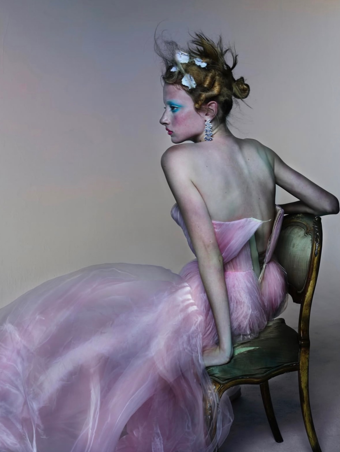 Art lives in movement, style lives in details.

•••
#repost

@nick_knight The beautiful @kalschreiberrr styled by the amazing @annatrevelyan in @demna @balenciaga for @showstudio and @vmagazine
🤍
Fantastic team are
Concept, Photography and Direction: @nick_knight
Senior Fashion Editor: @annatrevelyan
Art Director: @michaelgossage
Talent: @kaischreiberrr
Hair: @eugenesouleiman
Make-up: @thevalgarland
Nails: @adamslee_
Set Design: @tomotattle
Fashion film edit: @raquel_couceiro_
Digital Operation: @passeridae
Executive Production: @liberteproductions
Production: @liberteproductions
1st Photographic Assistance: @larasugarhughes Photographic Assistance: @gracehodgsonphoto cameronsmith.co.uk @joesmurt
Styling Assistance: @ravikelay #AdyHua #ChristinaMusiba
Make-up Assistance: @p.j.maxwell
Hair Assistance: @_carloavena #HeitaiCheung
Digital Post Production: @epilogueinc