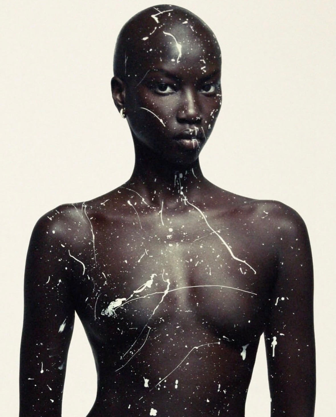 Anok Yai, in a study of light.

•••
#repost

@artpartner @anokyai styled by @mr_carlos_nazario, with makeup by @yad1m and hair by @jawaraw ⚡️

📸 #CarlijnJacobs