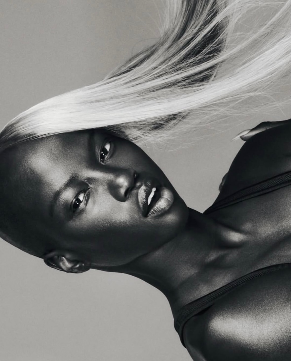 Anok Yai, in a study of light.

•••
#repost

@artpartner @anokyai styled by @mr_carlos_nazario, with makeup by @yad1m and hair by @jawaraw ⚡️

📸 #CarlijnJacobs