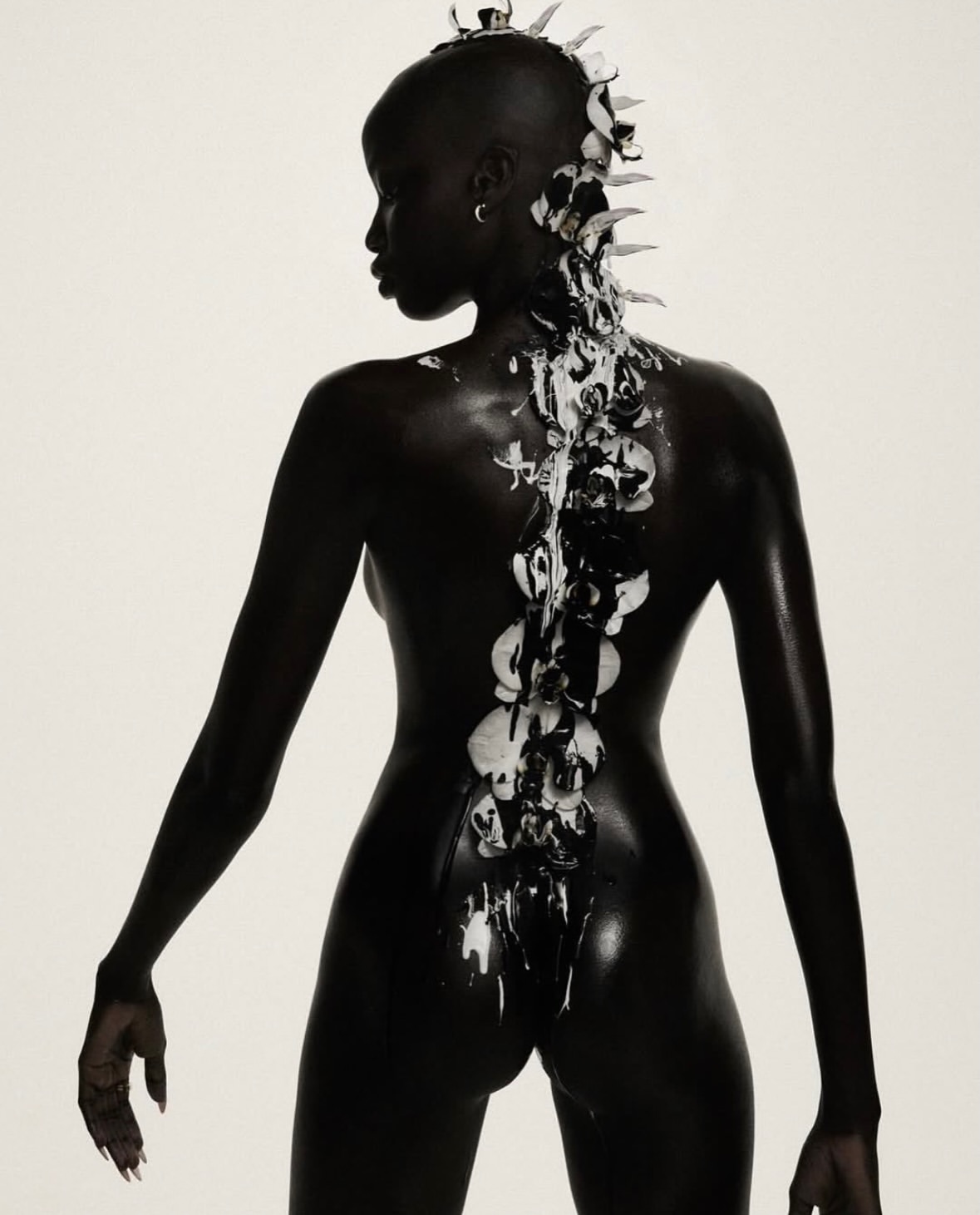 Anok Yai, in a study of light.

•••
#repost

@artpartner @anokyai styled by @mr_carlos_nazario, with makeup by @yad1m and hair by @jawaraw ⚡️

📸 #CarlijnJacobs