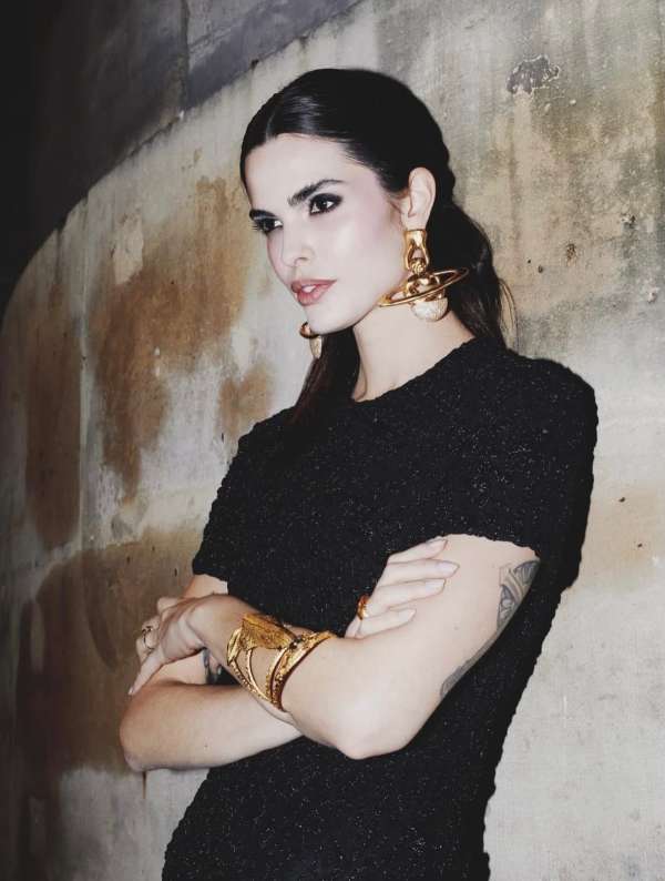 It frames a moment, a gesture, an attitude.