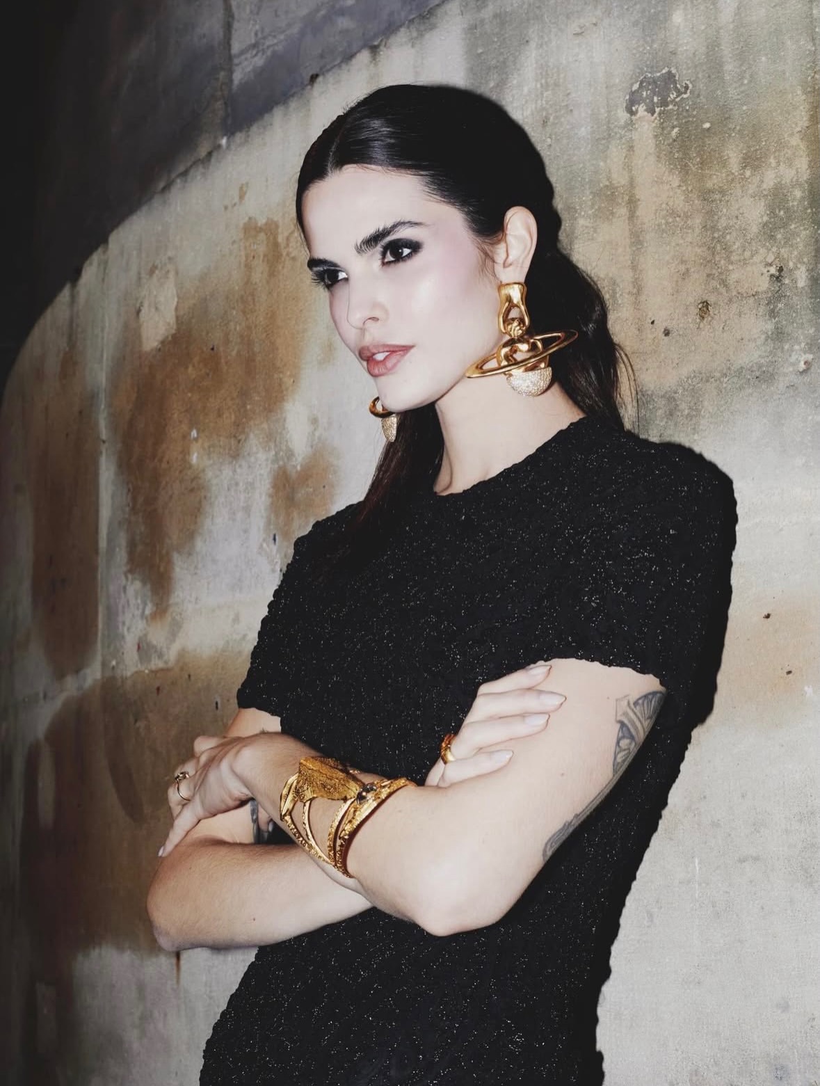 It frames a moment, a gesture, an attitude.

•••
#repost 

@carolinammendes All about art @schiaparelli #pfw