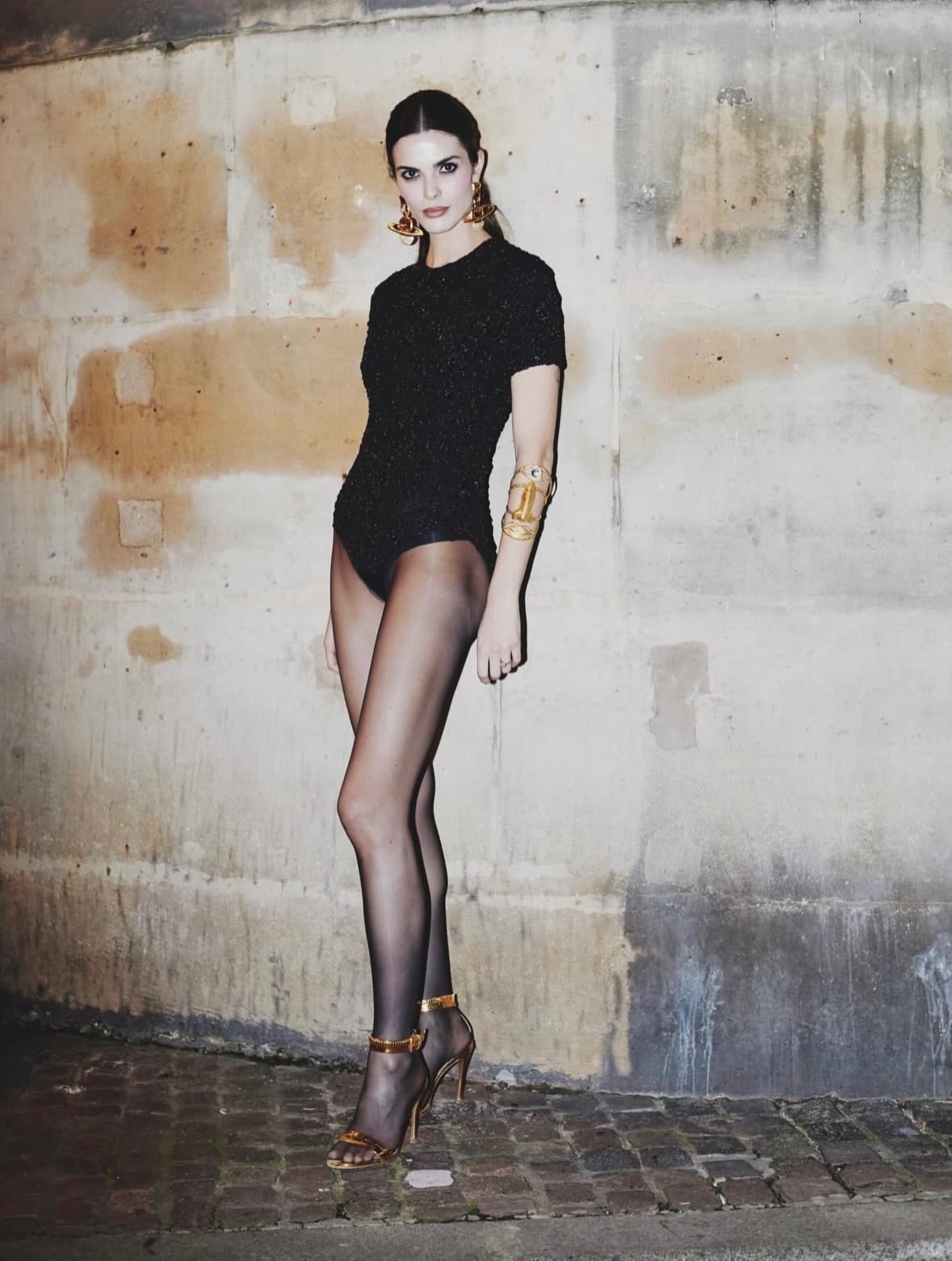 It frames a moment, a gesture, an attitude.

•••
#repost 

@carolinammendes All about art @schiaparelli #pfw