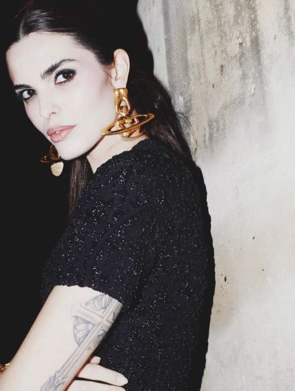 It frames a moment, a gesture, an attitude.