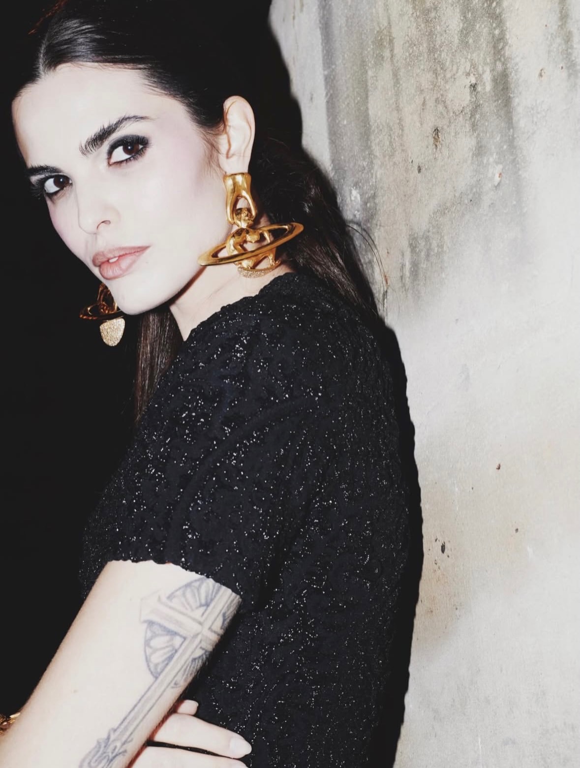 It frames a moment, a gesture, an attitude.

•••
#repost 

@carolinammendes All about art @schiaparelli #pfw