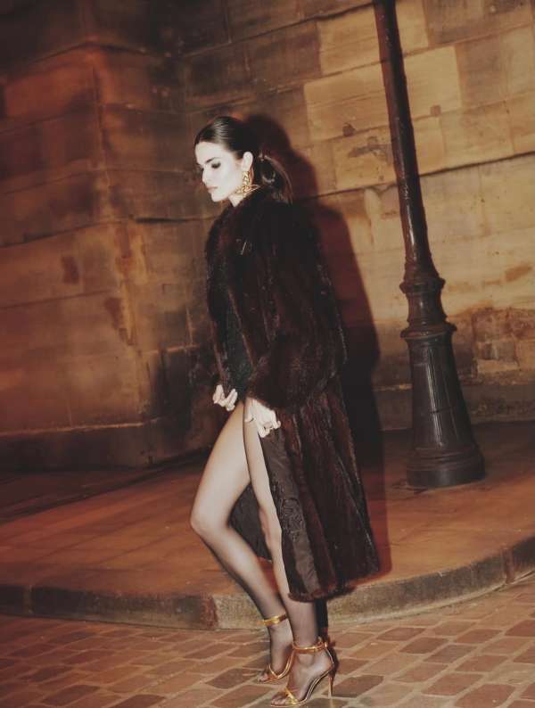 It frames a moment, a gesture, an attitude.