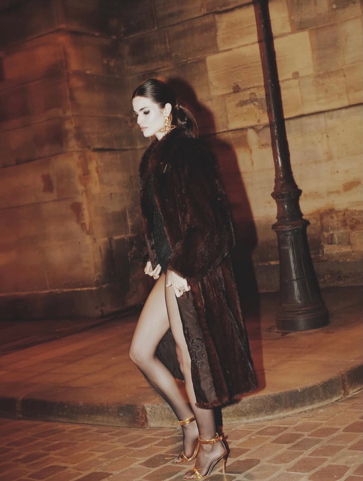 It frames a moment, a gesture, an attitude.

•••
#repost 

@carolinammendes All about art @schiaparelli #pfw