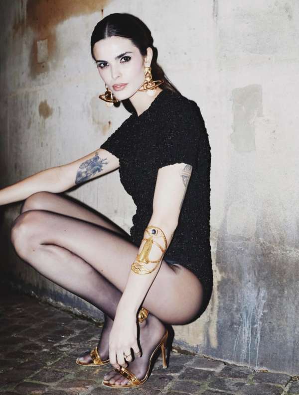 It frames a moment, a gesture, an attitude.