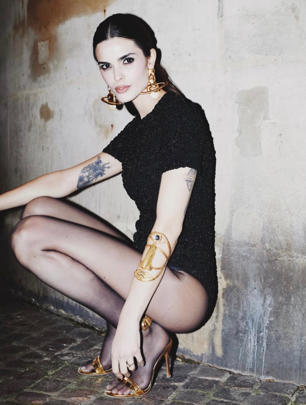 It frames a moment, a gesture, an attitude.

•••
#repost 

@carolinammendes All about art @schiaparelli #pfw