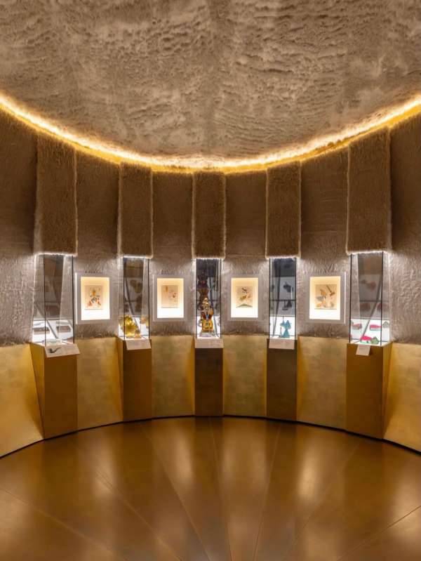 Schiaparelli in London.