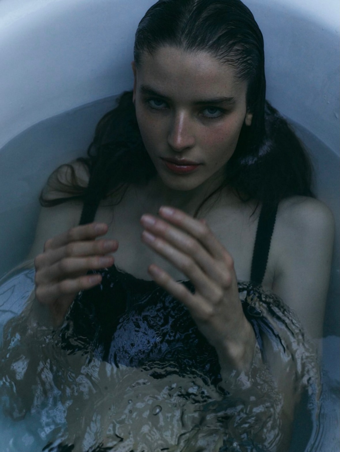 Couture slips into the ordinary and turns it into a private ritual of beauty.
•••
#repost
@voguefrance Couture in the bath. @LibbyTaverner cover girl de notre numéro de mai donne un nouveau souffle aux plus belles créations couture repérées cette saison, devenues objets de désir à adopter même en ville.
Soutien gorge balconnet et culotte en satin de soie @DolceGabbana haute couture.
Photographer: @mikaeljansson
Fashion: @vittoriacerciello
Talent: @libbytaverner
Hair Stylist: @louisghewy
Make up: @karinwesterlundd
Nail Manicure: @alexfeller
