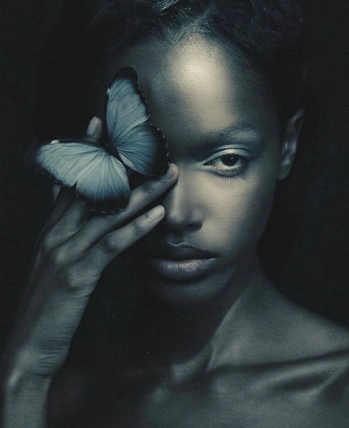 Glamour as metamorphosis, beauty as observation.
•••#repost
@movimentoeffigie Chrysalis Room, A room built to contain transformation.The subject is not evolving, she is being observed while becoming.Nature is no longer organic, but staged, slowed, and controlled.
Art Direction, styling and AI Visual by me