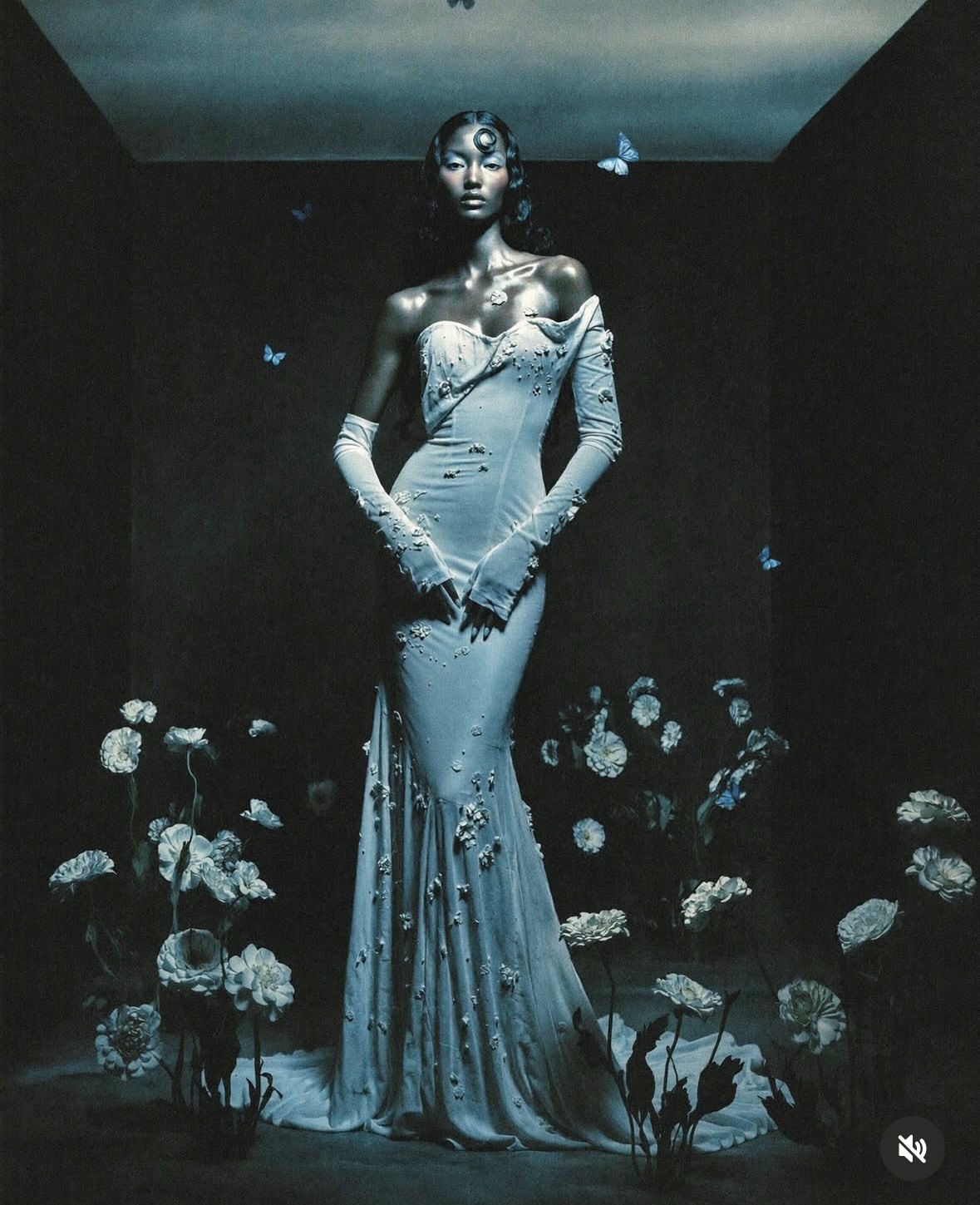 Glamour as metamorphosis, beauty as observation.
•••#repost
@movimentoeffigie Chrysalis Room, A room built to contain transformation.The subject is not evolving, she is being observed while becoming.Nature is no longer organic, but staged, slowed, and controlled.
Art Direction, styling and AI Visual by me