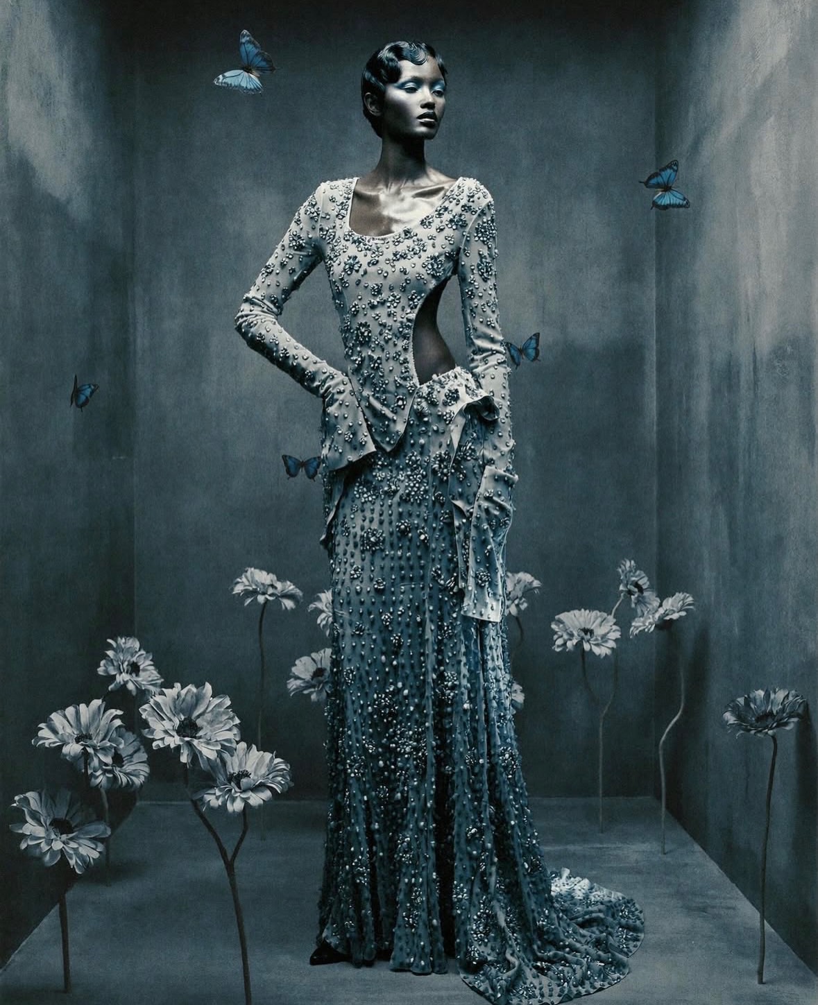 Glamour as metamorphosis, beauty as observation.

•••#repost

@movimentoeffigie Chrysalis Room, A room built to contain transformation.The subject is not evolving, she is being observed while becoming.Nature is no longer organic, but staged, slowed, and controlled.

Art Direction, styling and AI Visual by me