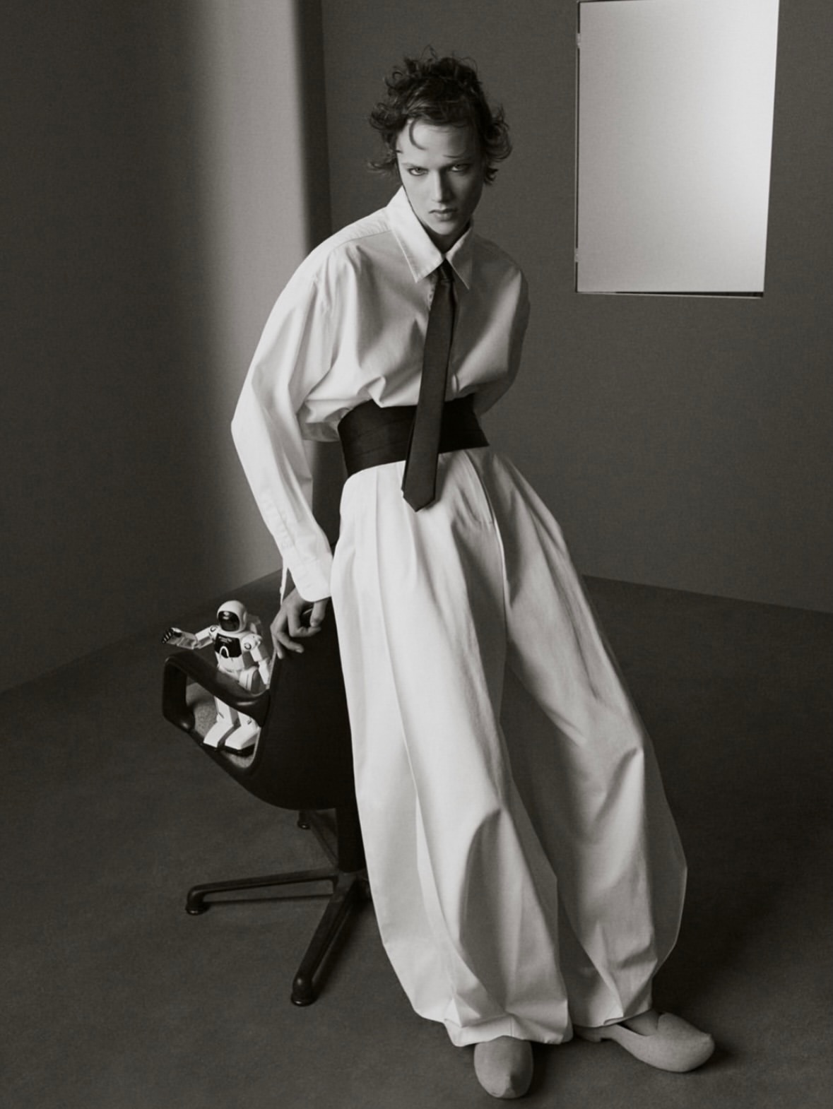 The rare kind of elegance that never needs to explain itself.
•••
#repost
@wmag She’s no slouch. Beneath the casual ease of spring’s loose silhouettes lies a study in rigor, discipline, and precision. In our latest issue, Noor Khan (@darthnoor) models the season’s standout looks. Link in bio for the full story.
-
Photography: @craigmcdeanstudio
Styling: @therealgracecoddington
Editor in Chief: @saramoonves
Creative Directors at Large: @kevintekinel @charleslevai
Hair: @damienboissinothair
Makeup: @francelledaly
Manicure: @marie.rosa
Model: @darthnoor
Casting: @ashleybrokaw
Set Design: @alexanderbockstudio
Production: @endorphyn.tv
W VOLUME THREE 2026: THE POP ISSUE