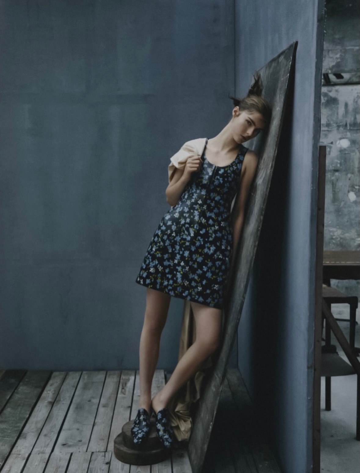 Broad strokes, sharp instinct, and the kind of beauty that feels both composed and alive.
•••
#repost
@art8amby Editorial “Broad Strokes” with Anna Robinson in ELLE US May 2026, photographed by Daniel Archer, styling by Gro Curtis, hair by Werner Amort, makeup by Laura Dominique, set designer Clara Lasagna. Images via @thefashionspotofficial member Zorka #art8amby #art8ambygram #art8ambynews #art8ambyeditorial