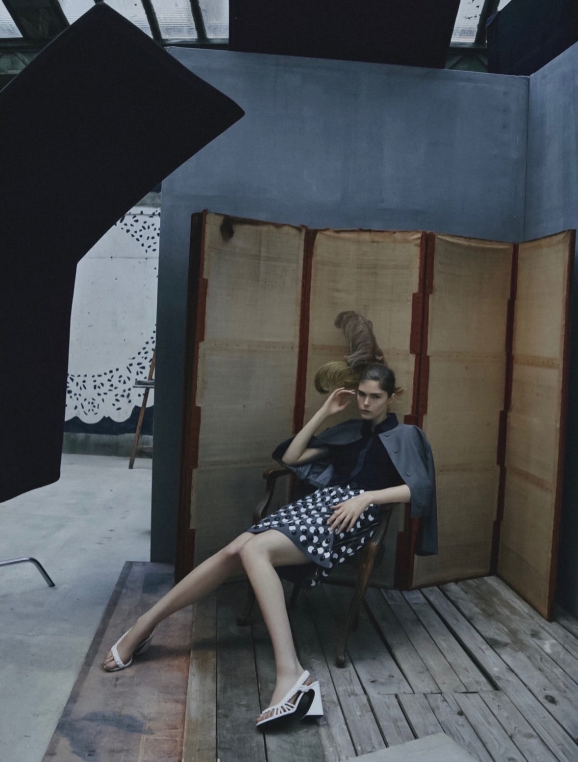 Broad strokes, sharp instinct, and the kind of beauty that feels both composed and alive.

•••
#repost

@art8amby Editorial “Broad Strokes” with Anna Robinson in ELLE US May 2026, photographed by Daniel Archer, styling by Gro Curtis, hair by Werner Amort, makeup by Laura Dominique, set designer Clara Lasagna. Images via @thefashionspotofficial member Zorka #art8amby #art8ambygram #art8ambynews #art8ambyeditorial