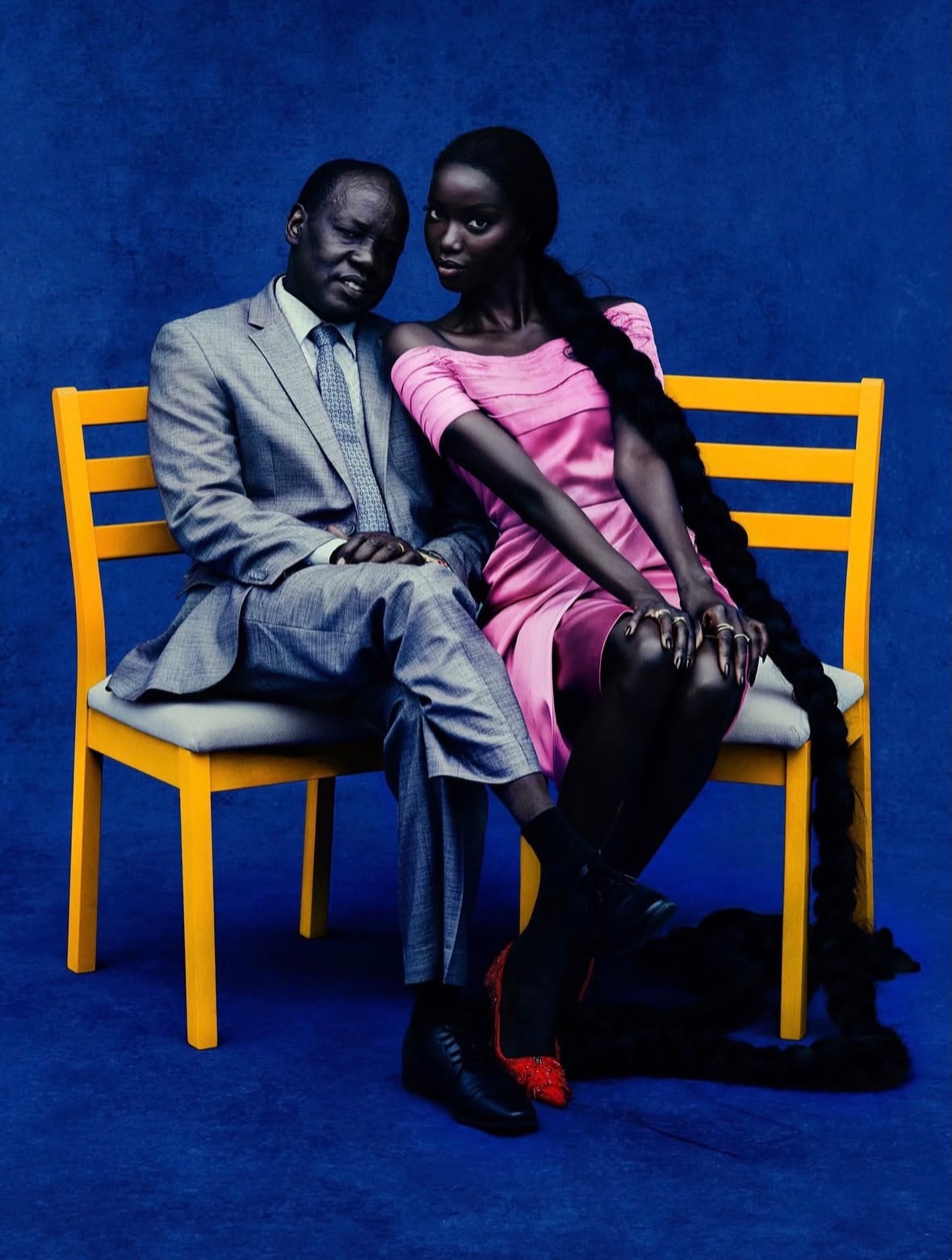 Anok Yai moves through each frame like a vision of power, elegance, and impossible light. Bold, sculptural, magnetic, and entirely her own.
•••
#repost
@vogueitalia C’è stato un momento in cui #AnokYai ha pensato di non tornare più. Non alle passerelle, non ai set, non a quell’immagine di sé che il mondo della moda aveva imparato a riconoscere. In un’intervista esclusiva a #Vogue, la modella ritratta insieme ai suoi genitori da #RafaelPavarotti, ripercorre gli anni dell’ascesa fulminea, il rapporto con la propria immagine, la pressione costante dell’industria e la fragilità nascosta dietro una carriera costruita sotto lo sguardo di tutti. Un racconto personale che attraversa identita, salute mentale, ambizione e vulnerabilita, restituendo una versione di Anok molto distante dall’idea irraggiungibile della top model. Più umana, più consapevole, più libera. Scopri di più al link in bio e nel numero di giugno di #Vogueltalia in edicola dal 26 maggio.
Foto @RataelPavarotti_
Styling @KPhelan123
Hair @JawaraW
Make Up @PeterPhilipsMakeup
Nails @AnatoleRainey
Tailoring @NicolasGuichard_
Set Design @MaryHoward_SetDesign
Production @NorthSix