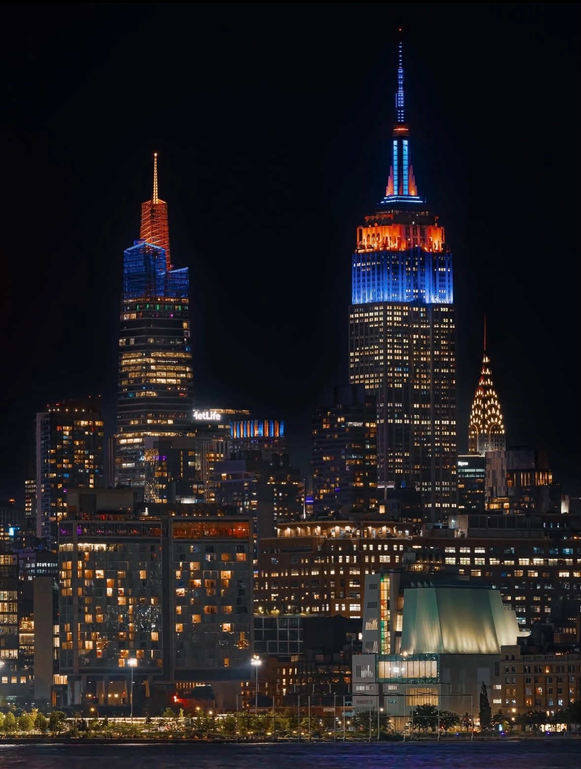 New York, Forever.

Some victories are more than victories.
They are proof that faith can outlast time.

After 53 years, the Knicks rose again, and the city rose with them.

A story of resilience, loyalty, and the quiet power of never giving up.

New York, shining in blue and orange 💙🧡

#NewYorkKnicks #Knicks #NewYorkForever #NYC #MadisonSquareGarden IndustriaSuperstudio Resilience