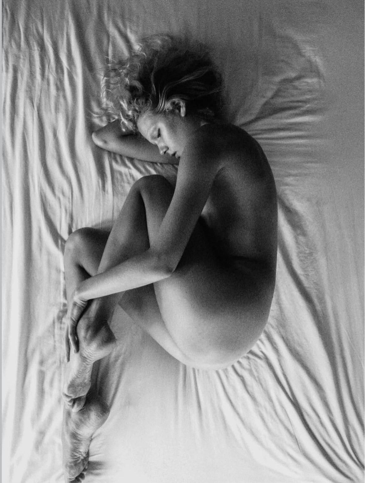 Some stories ask to be read. Others ask to be experienced.
La Selva by @katebellm is a quiet exploration of beauty, instinct, and emotion, where black and white photography reveals a world that feels both intimate and untamed.
@vogueandchocolate
#KateBellm #LaSelva #PhotographyBook #BlackAndWhitePhotography #FineArtPhotography